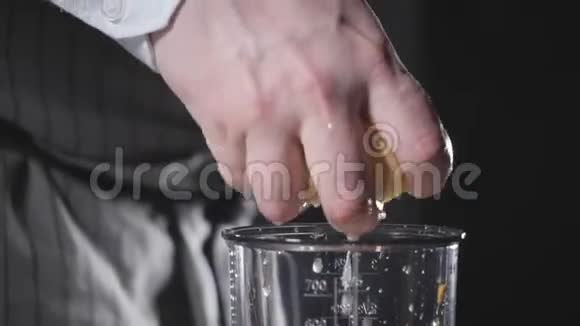 挤柠檬汁用橄榄油殴打自制蛋黄酱混合酱汁的原料厨师用的是视频的预览图