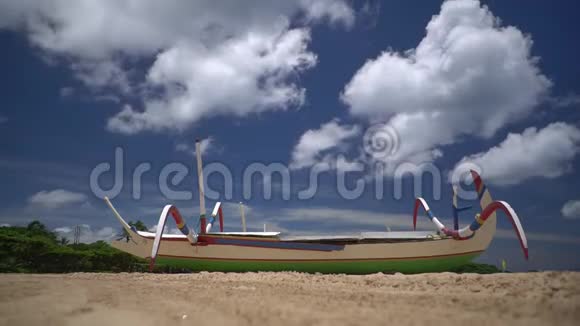 一艘亚洲小船位于白色沙滩上时间流逝云速移动视频的预览图