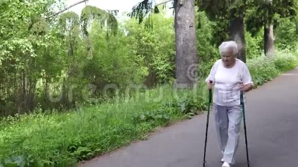 祖母带着北欧的手杖走着老灰的视频的预览图