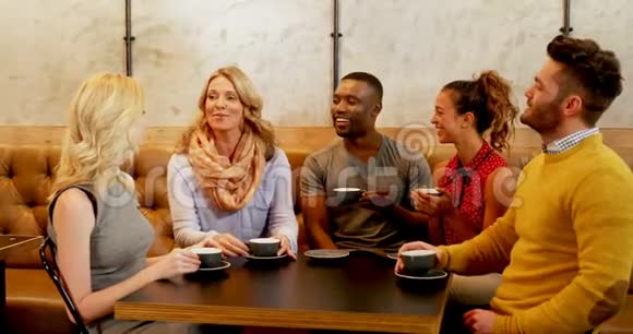 一群快乐的朋友在喝咖啡时互动视频的预览图