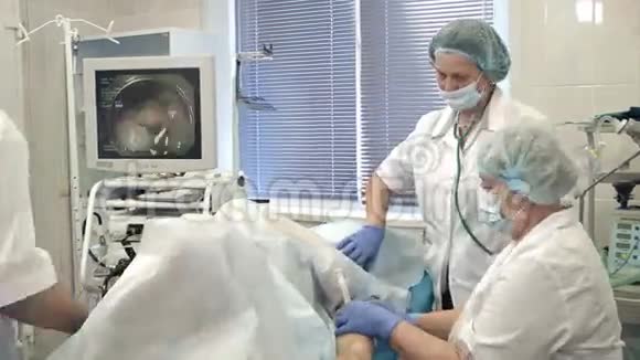 医生使用内窥镜进行手术视频的预览图