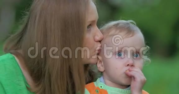 爱的母亲亲吻孩子视频的预览图