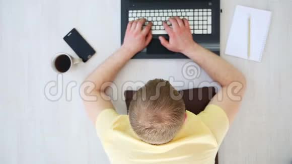 一个自由职业者在家工作在笔记本电脑后面的地板上视频的预览图