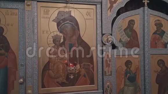 东正教教堂墙上的图标特写照相机在动视频的预览图