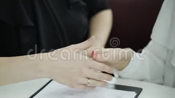 两位商务女性在桌上签文件两个商务女性签订合同的过程视频的预览图