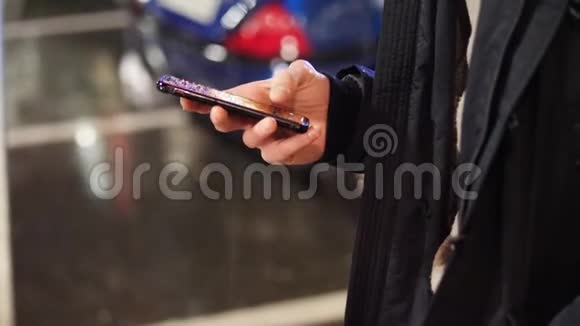 雨中男性手在智能手机上打字视频的预览图