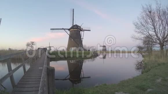 河岸上古老的风车荷兰之美世界上最风景如画的地方旧工程建筑视频的预览图