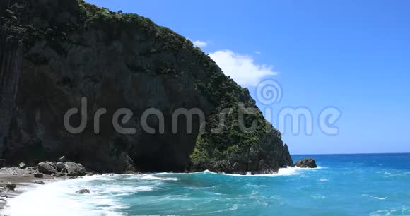 大岛大岛大岛蓝洋附近的托古山悬崖宽射视频的预览图