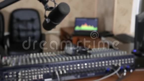 无线电台专业麦克风和音响控制台的特写技术视频的预览图