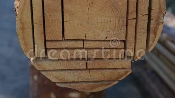 把原木切成木板和横梁近距离观看现代锯木厂产品视频的预览图