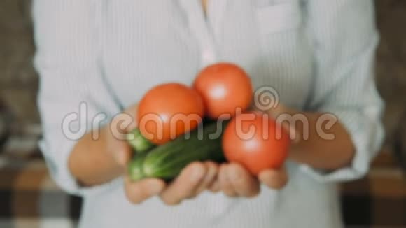 女人向镜头展示蔬菜视频的预览图