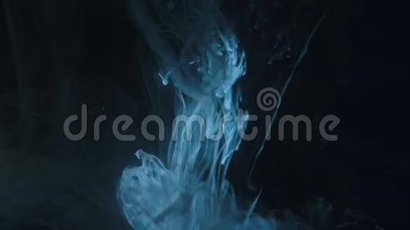 油漆刷放在水里艺术家画了画用浸在液体中的丙烯酸蓝色墨水刷真实的视觉视频的预览图