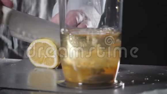 挤柠檬汁用橄榄油殴打自制蛋黄酱混合酱汁的原料厨师用的是视频的预览图