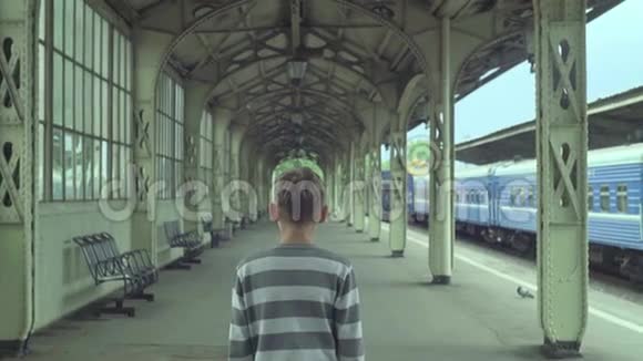 火车站的少年男孩视频的预览图