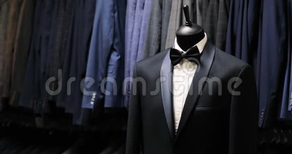 时髦的男人西装男人在人体模型上的夹克男人衣服服装店在精品店购物视频的预览图