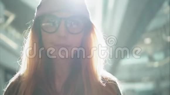 大商场里一幅年轻时髦的女性肖像太阳视频的预览图