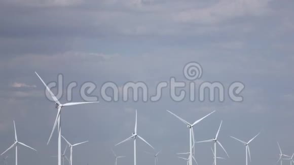 带有叶片的可再生能源的风电机关门视频的预览图