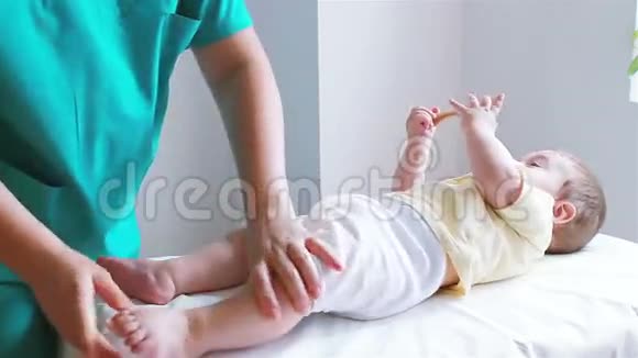 给宝宝做理疗视频的预览图