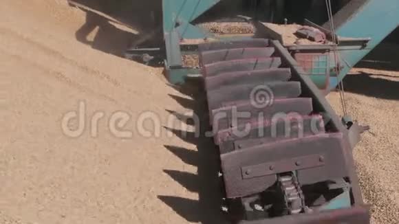 现代粮食装载机分离式农机车收割机视频的预览图