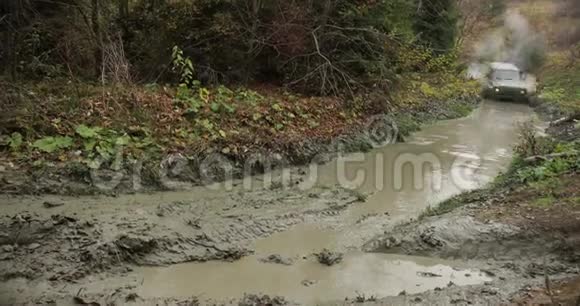 山地休闲秋天的歌声极端三菱帕杰罗越野车快速驶入山上的沼泽视频的预览图