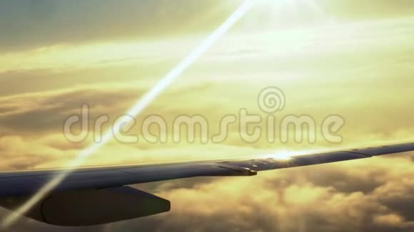 以飞机机翼为背景的阳光很漂亮的样子在云层上照相机把云层移下视频的预览图