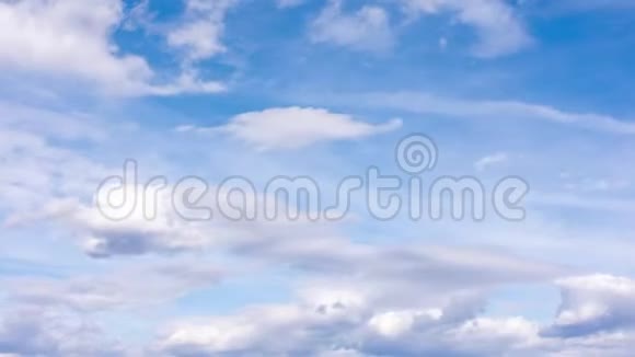 在美丽的夏日天空中白色蓬松的云彩可以放松下来视频的预览图