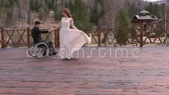 坐在轮椅上的新郎和新娘跳舞视频的预览图