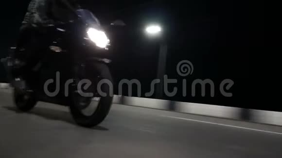 摩托车骑在公路上的特写镜头视频的预览图