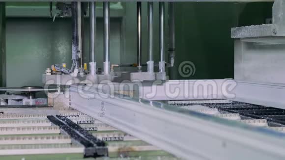 机器人生产机器加工PVC塑钢窗4K视频的预览图