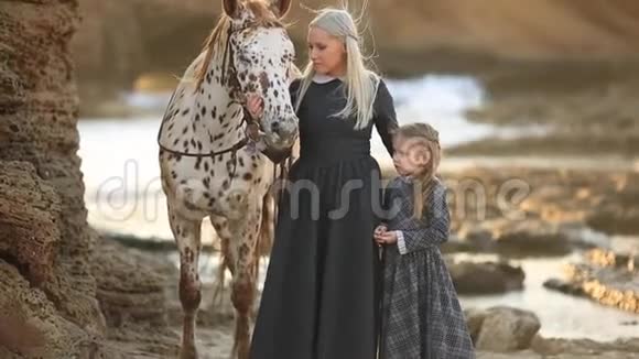对马的治疗有个女儿照顾她的马的女人视频的预览图