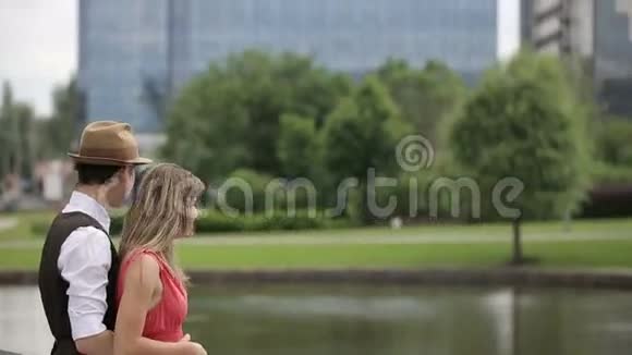 一对夫妇在湖边散步视频的预览图