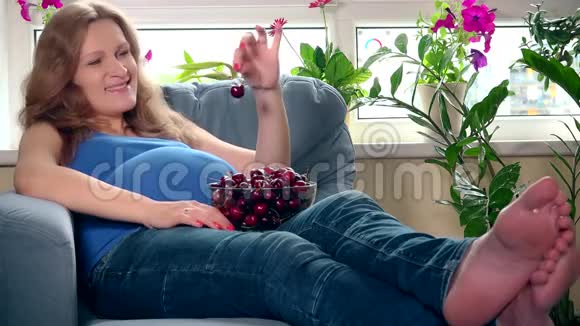 肚子大的女人吃樱桃浆果视频的预览图