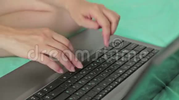 女人手在笔记本电脑键盘上打字视频的预览图