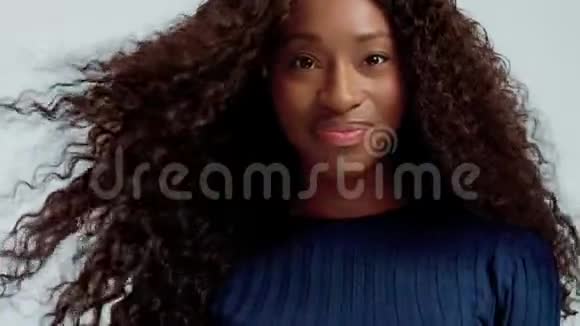 美丽的黑人混血非洲裔美国妇女留着长长的卷发和完美的微笑视频的预览图