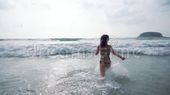 漂亮的女人跑进大海视频的预览图