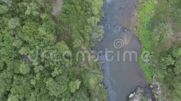 从上面的无人机可以看到日落时有峡谷的河流曲线视频的预览图