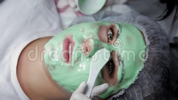 美容师在美容院给顾客戴上海藻酸钠面罩视频的预览图
