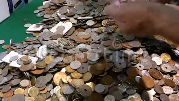 一叠硬币不同的世界货币视频的预览图