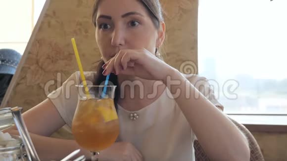 咖啡馆里的美女喝着鸡尾酒视频的预览图