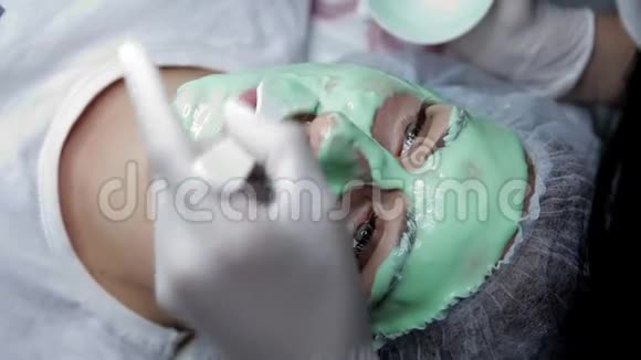 美容师在美容院给顾客戴上海藻酸钠面罩视频的预览图