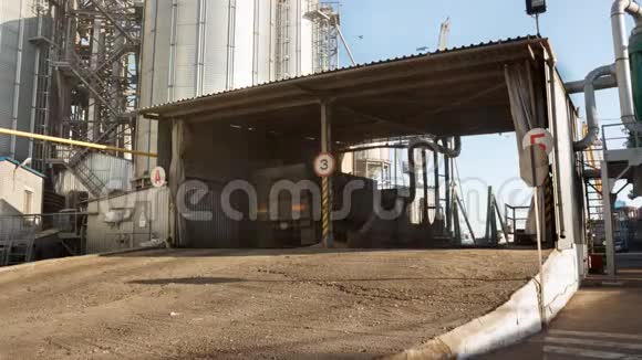 电梯卸粮车在提升液压平台卸粮机上的时间推移粮食作物转运视频的预览图