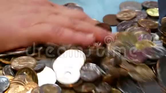 一叠硬币不同的世界货币视频的预览图