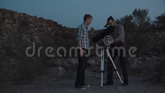 科学家在黎明时使用望远镜视频的预览图