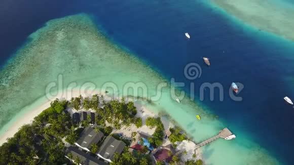 马尔代夫白沙棕榈树和绿松石印度洋热带岛屿度假酒店的空中全景视频的预览图