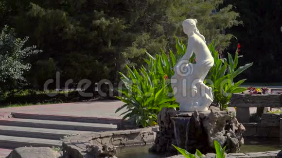 喷泉女孩雕像视频的预览图