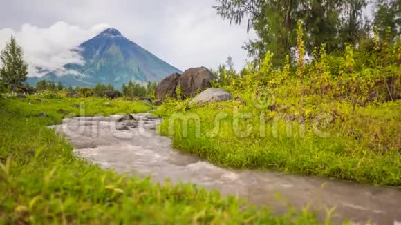马永火山的山麓与流动的山河附近的勒加兹皮市在菲律宾五月火山是活跃的视频的预览图