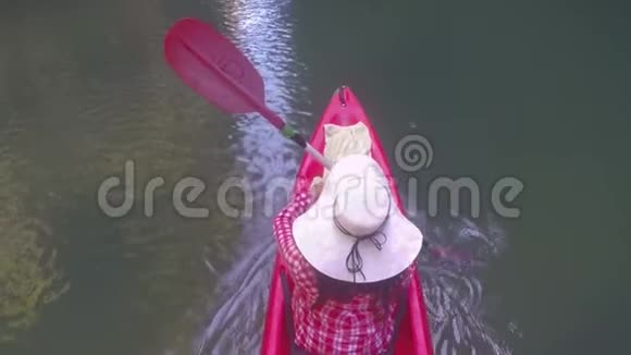 女子皮划艇在泻湖顶角视角动作镜头女子皮划艇视频的预览图