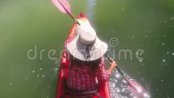 女式皮划艇在泻湖动作镜头中划艇的视角视频的预览图