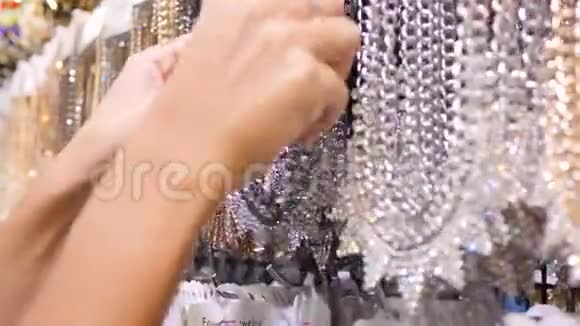 在珠宝店选择时尚豪华项链的女人4K视频的预览图