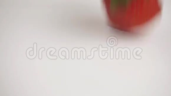 草莓掉进牛奶里了视频的预览图